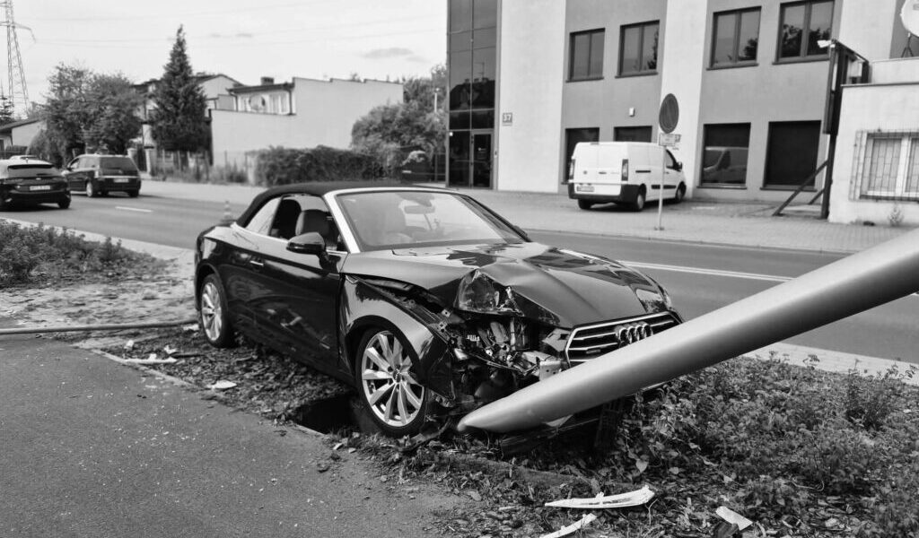 Płock’ta Trafik Kazası: Aydınlatma Direğine Çarpan Sürücü Hayatını Kaybetti