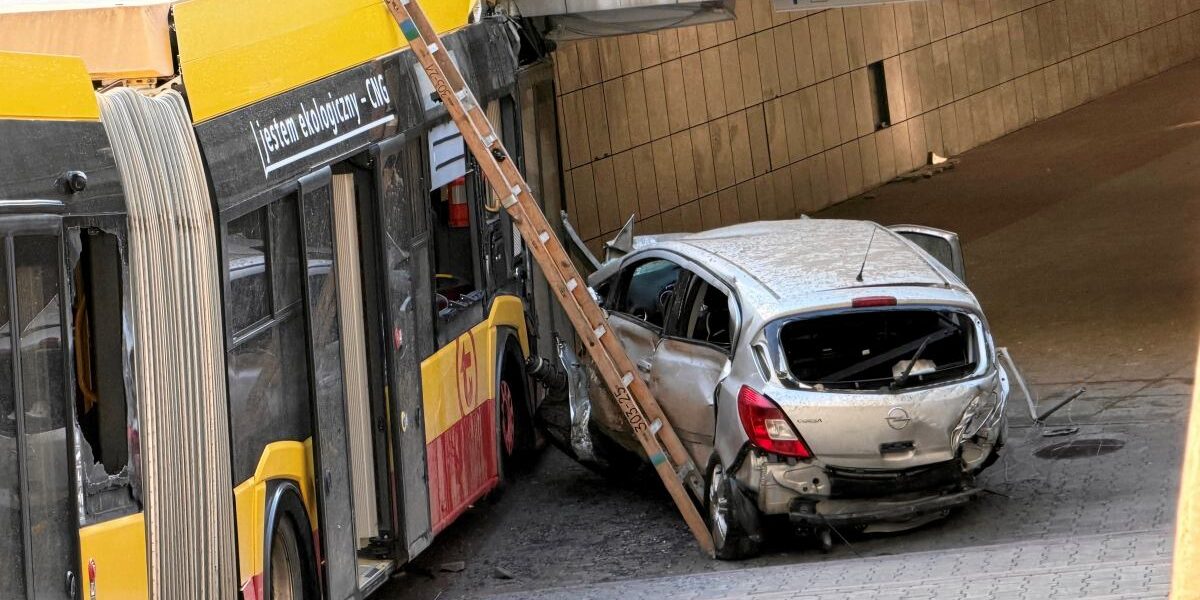 Varşova’da Belediye Otobüsü Kazası: Çok Sayıda Araç Hasar Gördü