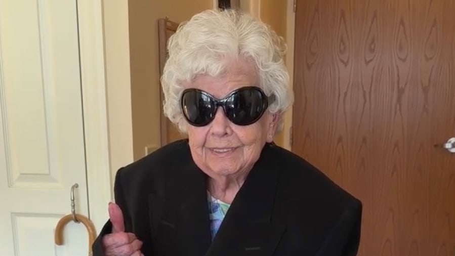 104 Yaşındaki Betty Modadaki Duruşuyla İlgi Görüyor