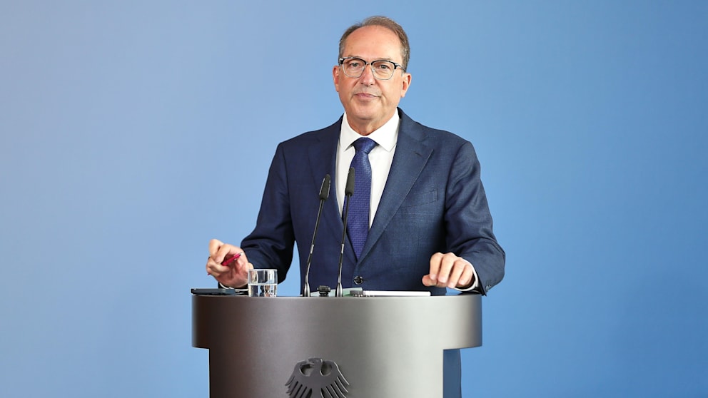 Berlin’de Silah Deposu Bulundu: Bakan Dobrindt’ten Yabancı Güçler Açıklaması