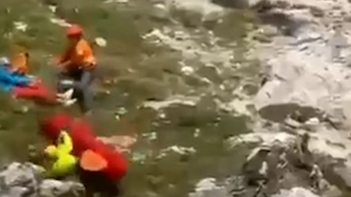 Dolomitler’deki Kurtarma Çalışması Sırasında Doktor ve Yaralı Dağcı Düştü