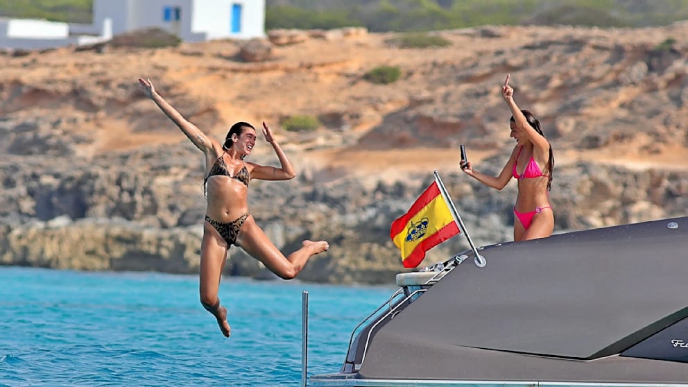 Dua Lipa 31. Yaşını İbiza’da Kutluyor