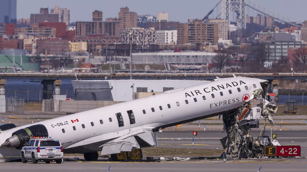 FAA, LaGuardia’daki Ölümlü Uçak Kazasından Kısa Süre Önce İşten Ayrılan İki Trafik Kontrolörünü İşten Çıkarmaya Hazırlanıyor