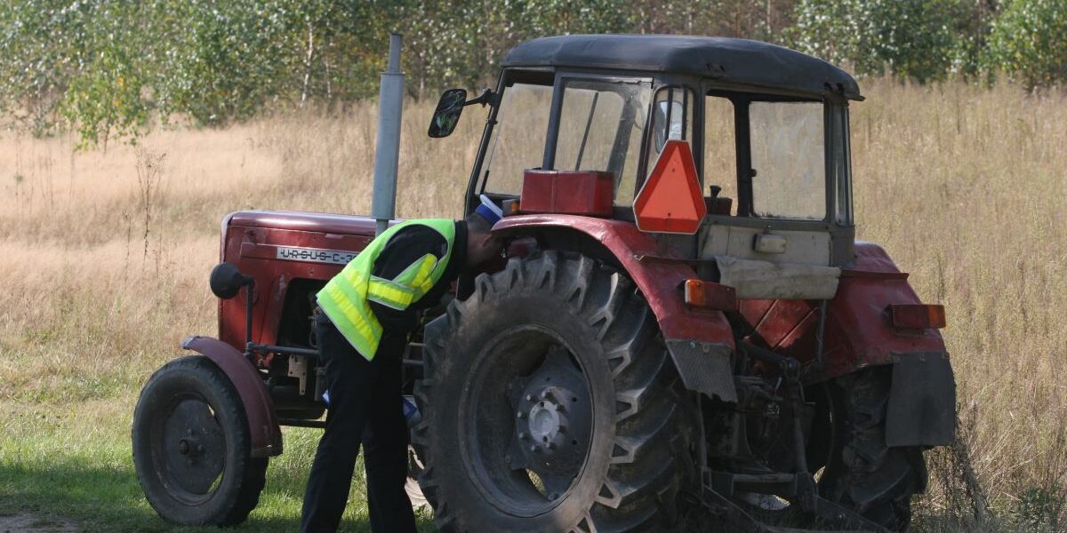Gliwice’de Yeni Dökülen Asfaltı Traktörle Süren 60 Yaşındaki Çiftçi Tutuklandı