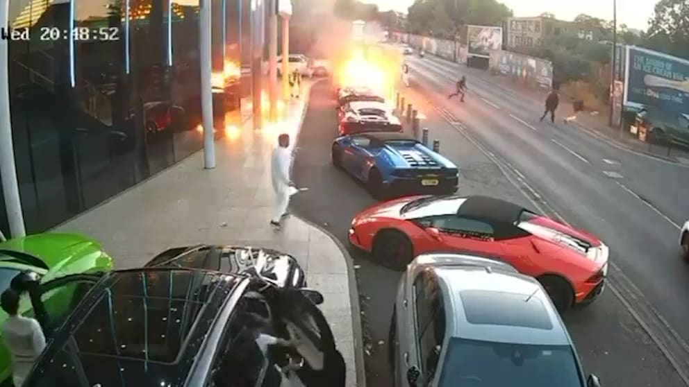 İngiltere’deki Düğüne Yangın Bombasıyla Saldırı: Lüks Araçlar Yandı