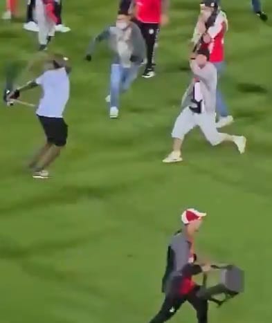 Kolombiya Ligi’ndeki Maçta Sahaya Giren Taraftarlar Nedeniyle Karşılaşma Durduruldu