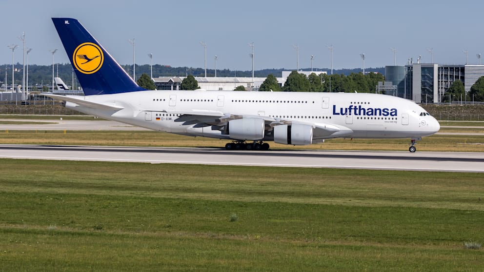 Lufthansa’nın Airbus A380 Tipi Uçağı Münih Havalimanı’nda Pist Işıklarına Çarptı