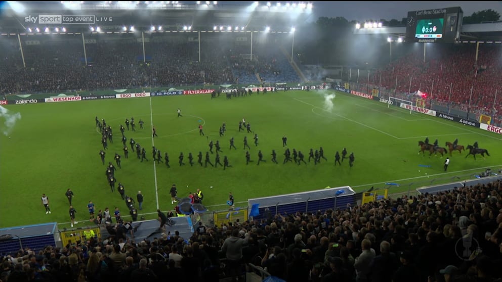 Mannheim ile Kaiserslautern Arasındaki Kupa Maçında Olaylar Çıktı ve Karşılaşma Durduruldu