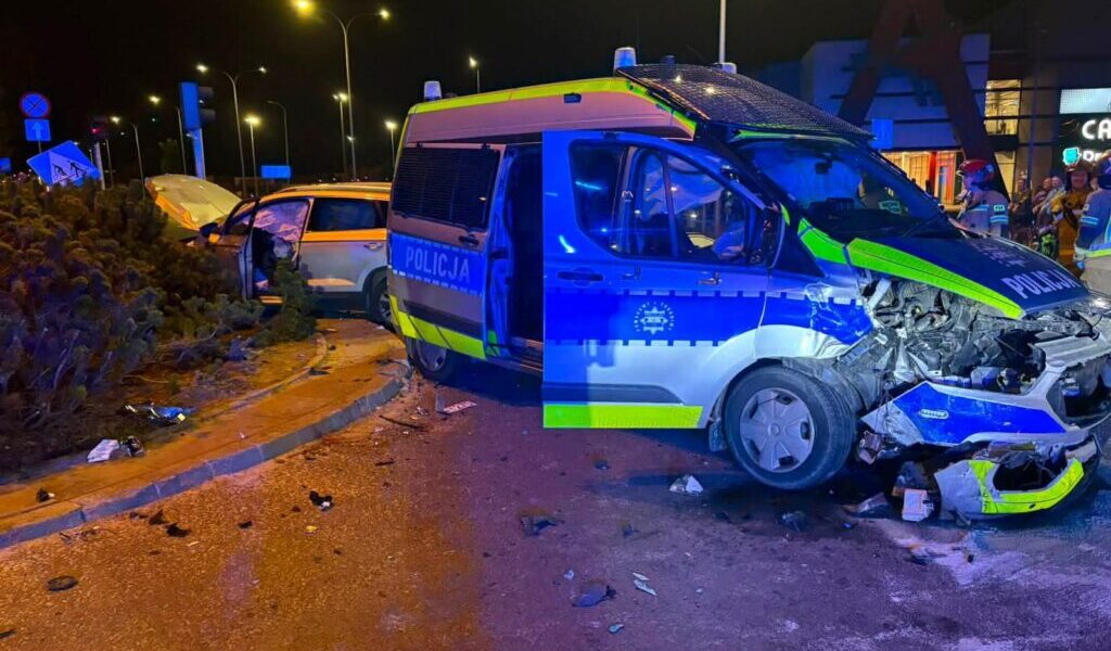 Płock’ta Polis Otomobili ile Otomobil Çarpıştı: İki Yaralı