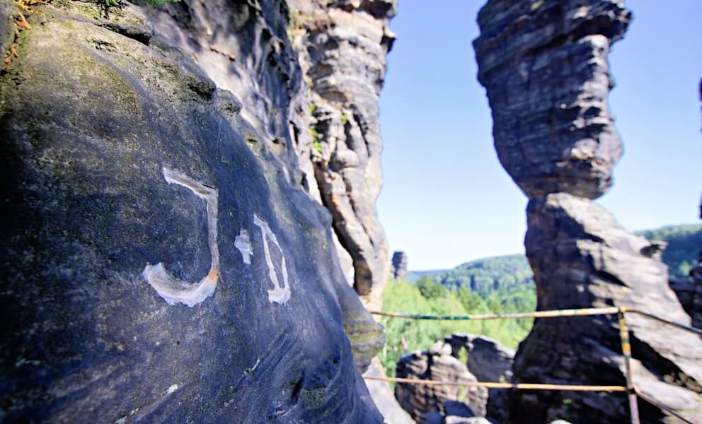 Sakson İsviçresi Ulusal Parkı’ndaki Kumtaşı Kayalara ve Anıtlara Zarar Veren Vandalizm Olayları Soruşturuluyor