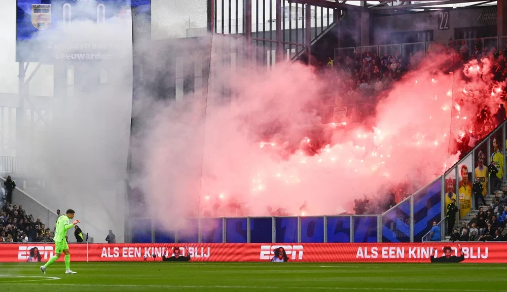 SC Cambuur – Feyenoord Maçında Tribün Olayları ve Yaralanmalar Büyük Tepki Çekti