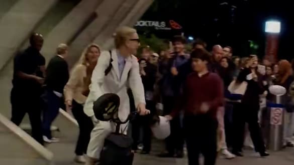 Ünlü Hollywood Oyuncusu Londra Sokaklarında Bisiklet Sürerken Görüntülendi