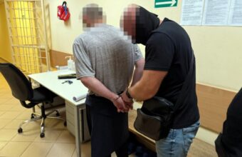 Varşova’da Çeçen Asıllı Üç Rus Vatandaşı Yakalandı: Evde Silah ve Mühimmat Ele Geçirildi