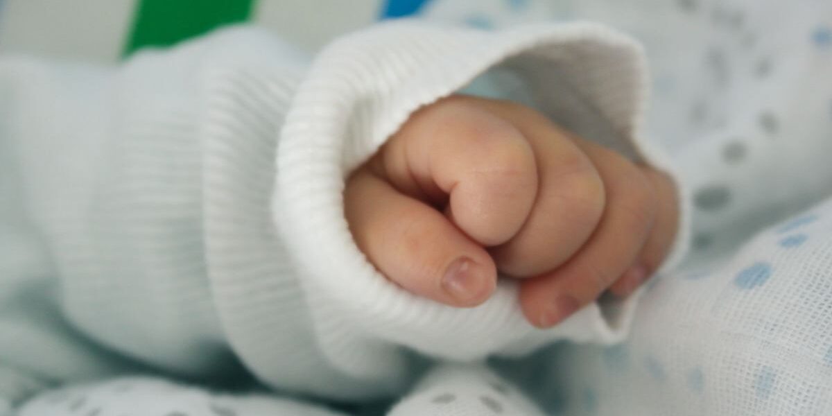 Varşova’daki Hastanede Şüpheli Bebek Yaralanması: Aynı Ailenin İkinci Çocuğu da Benzer Bulgularla Tedavi Altına Alındı