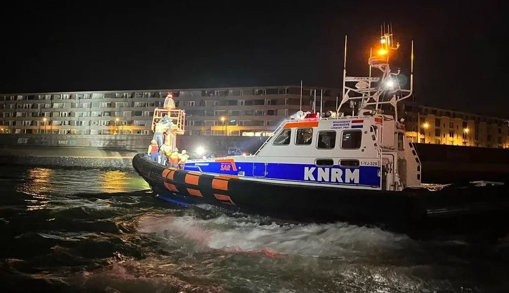 Vlissingen açıklarında deniz fenerine tırmanan iki fotoğrafçı yükselen su nedeniyle mahsur kaldı