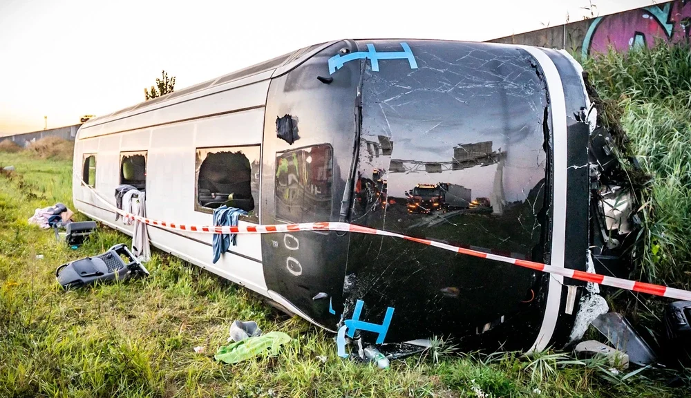 Wezep Yakınında Tur Otobüsü ile Minibüs Çarpıştı: 16 Yaralı